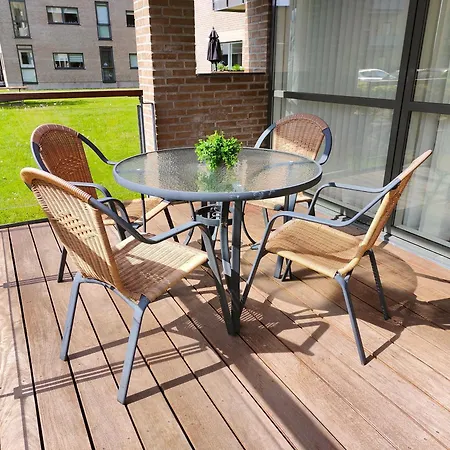 Waterfront - - Free Parking Apartment *