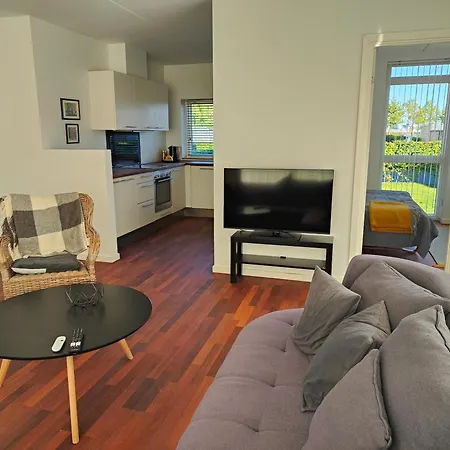 Waterfront - - Free Parking Apartment